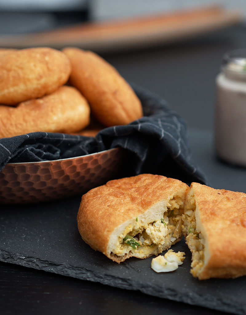 Piroschki mit Ei und Lauchzwiebeln angerichtet von Elena