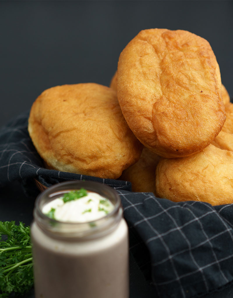 Piroschki mit Pilzen angerichtet