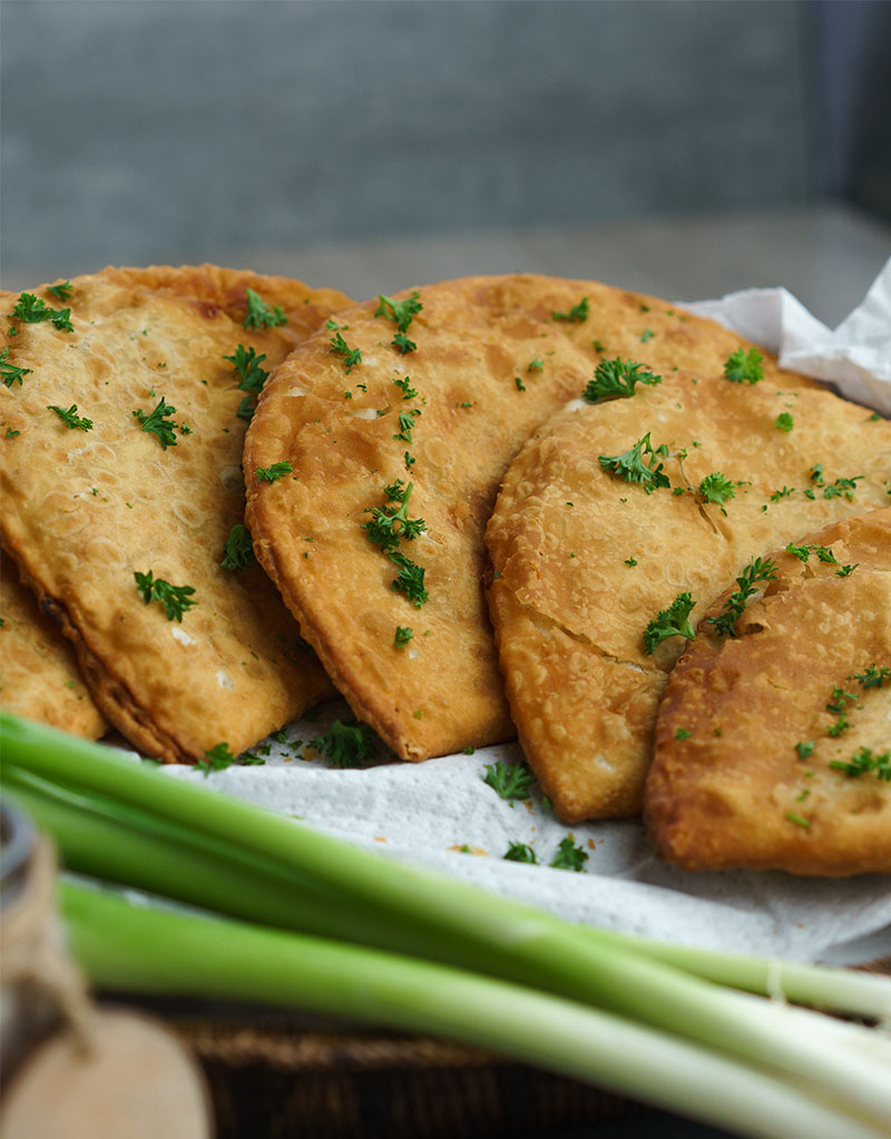 Tschebureki gebraten angerichtet