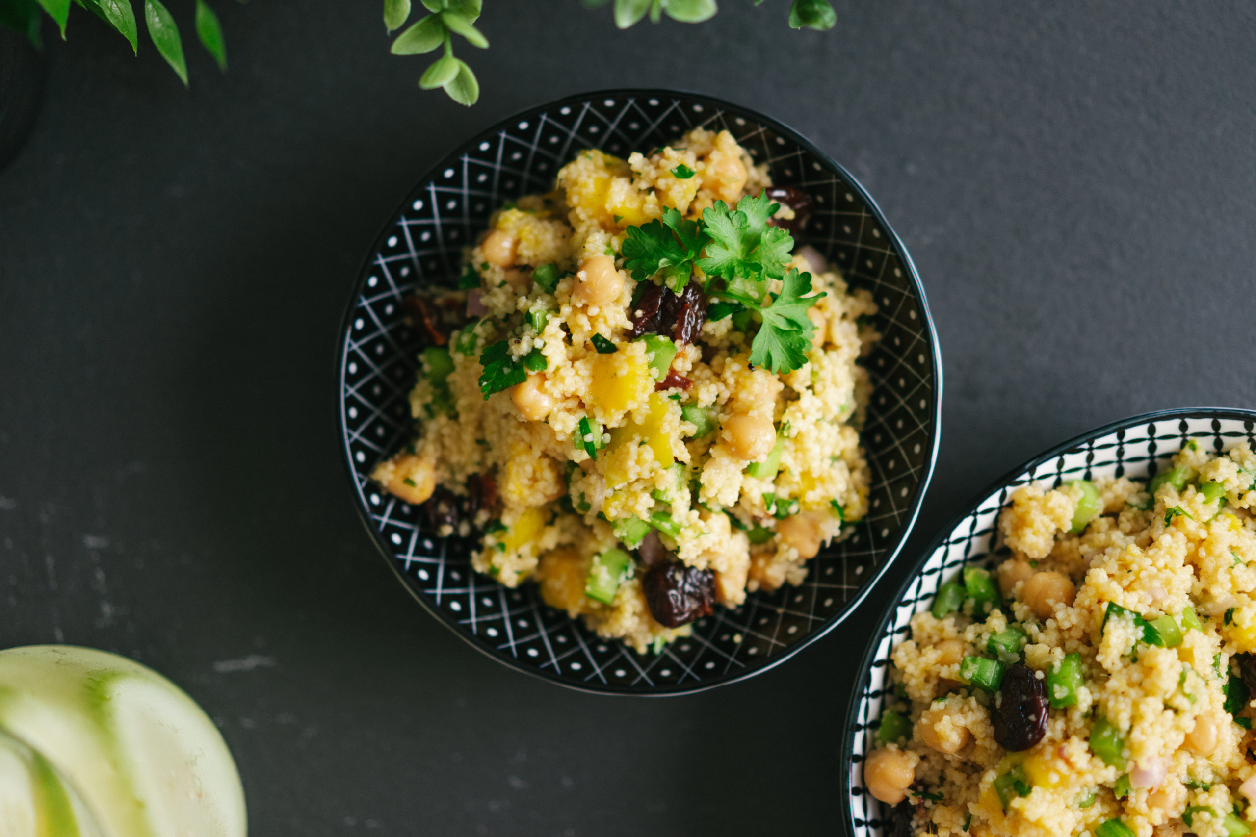 Couscous-Salat mit Kichererbsen und Mango von oben